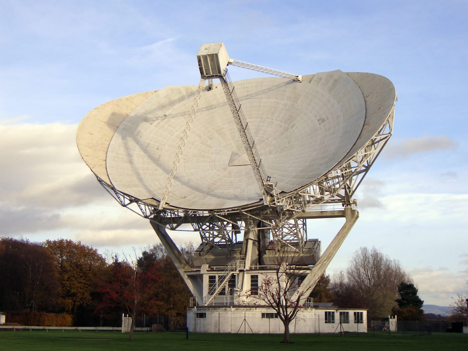 The elliptical white dish of the Mark II Telescope stands above its concrete and steel support structure.